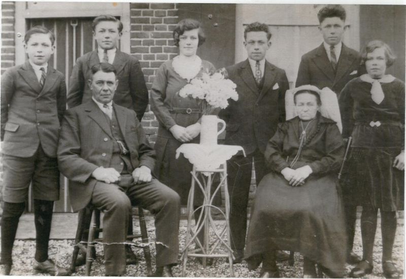 De familie Hendriks: Johannes Hendriks en Anna van der Cruijsen met hun zes kinderen. De tweede van links is ome Wout. 