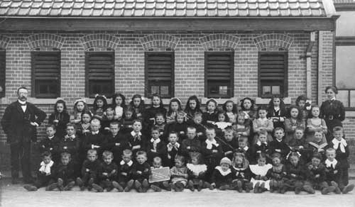 254 1e schoolfoto van lagere school van Meerveldhoven, 1913(collectie Jacq. Bijnen/SHEV)