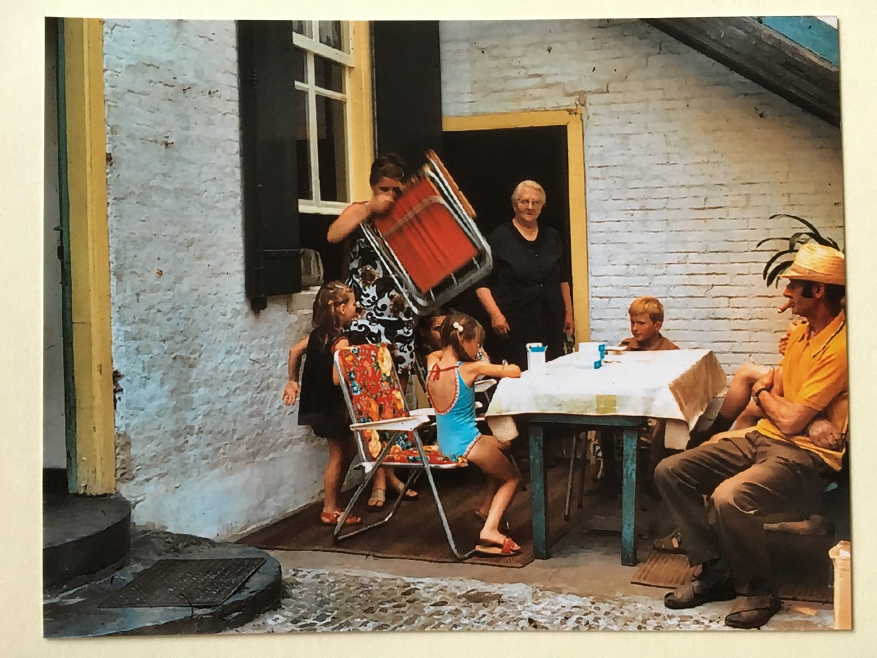 Op bezoek bij tante Jans, weduwe molenaar Verhoeven (ik ben het meisje helemaal links) met mijn 2 zussen en moeder (met stoel)