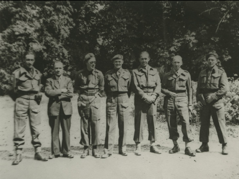 Prins Bernhard en Frowein (2e van rechts) 1945