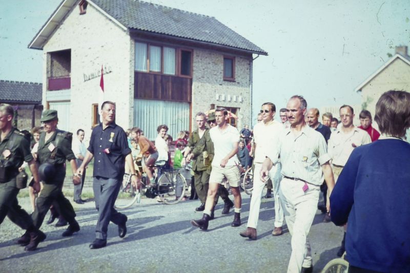 Prins Claus marcheert door Gassel tijdens de Nijmeegse Vierdaagse, vermoedelijk in de jaren zestig. 