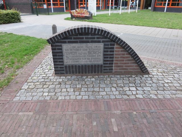 De gedenksteen voor Simon van den Bergh 