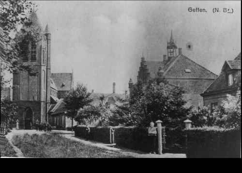 Dorpsbeeld van Geffen, met de kerk, het raadhuis, en het huis van de notaris, 1916 (bron: Heemkundekring Vladerack Geffen)