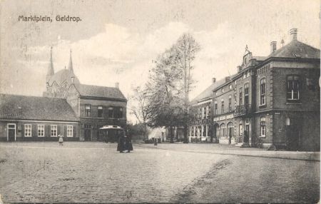 Marktplein, met rechts het gemeentehuis en het station van de Tramwegmaatschappij, ca. 1910 (uitgever: G. Th. Thielens-Cappens, bron: RHCe)