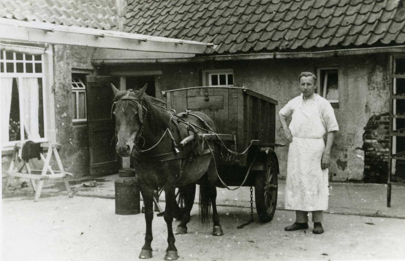 Brood rondbrengen met paard en kar, in dit geval in Reek, 1942 (BHIC, Beeldcollectie Ton Cruijsen nr. 1903-001730)