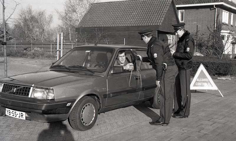 Poltieagenten bij een alcoholcontrole (NB niet de agenten in het verhaal). Foto: Mies den Otter (bron: BHIC)