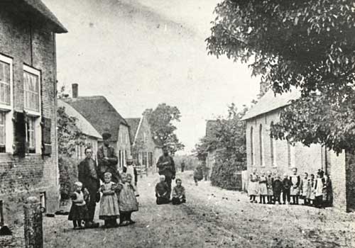 Giessen, Burgstraat te Giessen, rechts de Gereformeerde Kerk, ca. 1920 (Salha, gie00656)