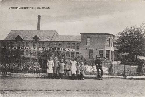 De fabrieksgebouwen en het kantoor van de N.V. Nederlandsche Stoomlederfabriek in Rijen. Het bedrijf werd in 1906 opgericht. Deze opname is gemaakt kort voor de verbouwing in 1928 (058026, RAT)