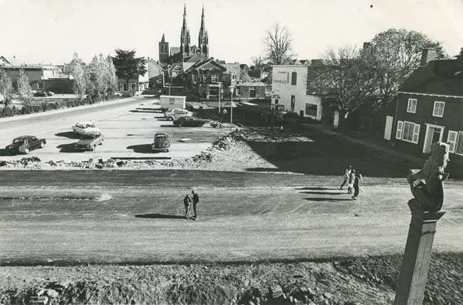 Parkeerterrein en aanleg nieuwe weg, Cuijk ca. 1971 (foto: Fotostudio Jan Waarma, collectie BHIC GLD03547) 