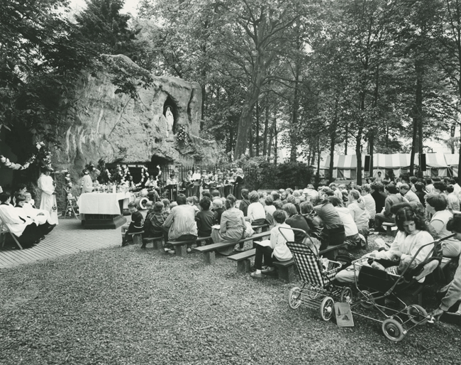 Openluchtkerkdienst voor de Lourdesgrot, Katwijk 1981 (foto: Fotostudio Jan Waarma, collectie BHIC GLD06466) 