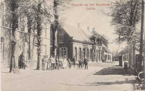 056198 – Raadhuis tweede van links, 1915