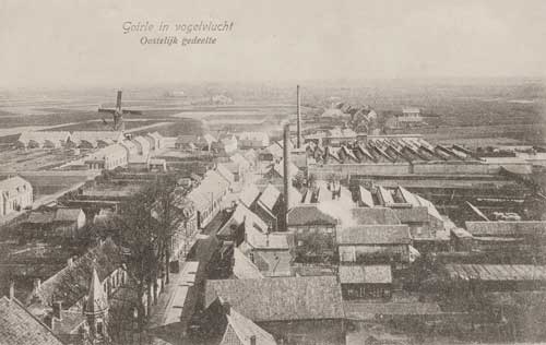 046344 - Gezicht op de Kerkstraat en omgeving. Foto genomen vanuit de kerktoren. Aan de rechterzijde van de Kerkstraat de textielfabrieken met schoorstenen van de firma's Van Enschot en Van Besouw. 1915