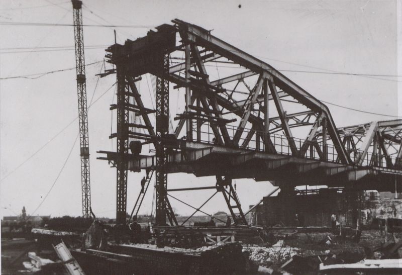 De opgeblazen verkeersbrug bij Grave in mei 1940