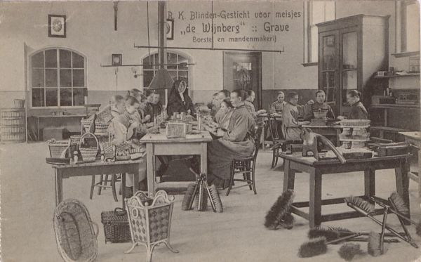 Borstel- en mandenmakerij in vrouwenblindeninstituut Wijnberg (1909)