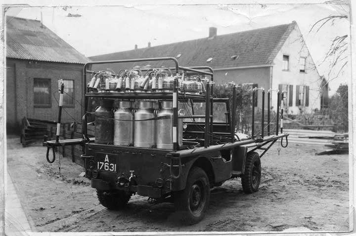 Deze Willys jeep is in 1946 door de Melotte-fabrieken te Remicourt (B.) van een melkmachine voorzien en door de Groninger Zuivelbond als proefmodel ingebruik genomen. De jeep heeft als voorbeeld gediend voor één van de eerste vredesjeep die tot melkjeeps werd omgebouwd en voor demonstraties in het land is gebruikt. (BHIC, coll. Heesters)