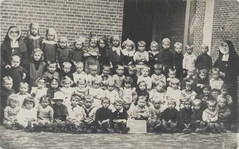 Halsteren, Kleuterschool - Dorpsstraat; klassenfoto met o.a zuster Stanislaus, 1921 (WBA, Foto Archief Bergen op Zoom, BOZ001037893).jpg