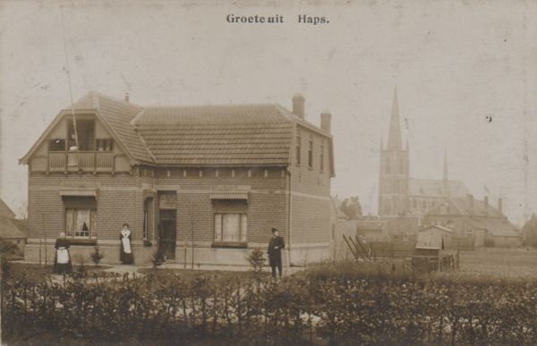 De woning van Van Deursen, met op de achtergrond de kerk en de school, ca. 1912