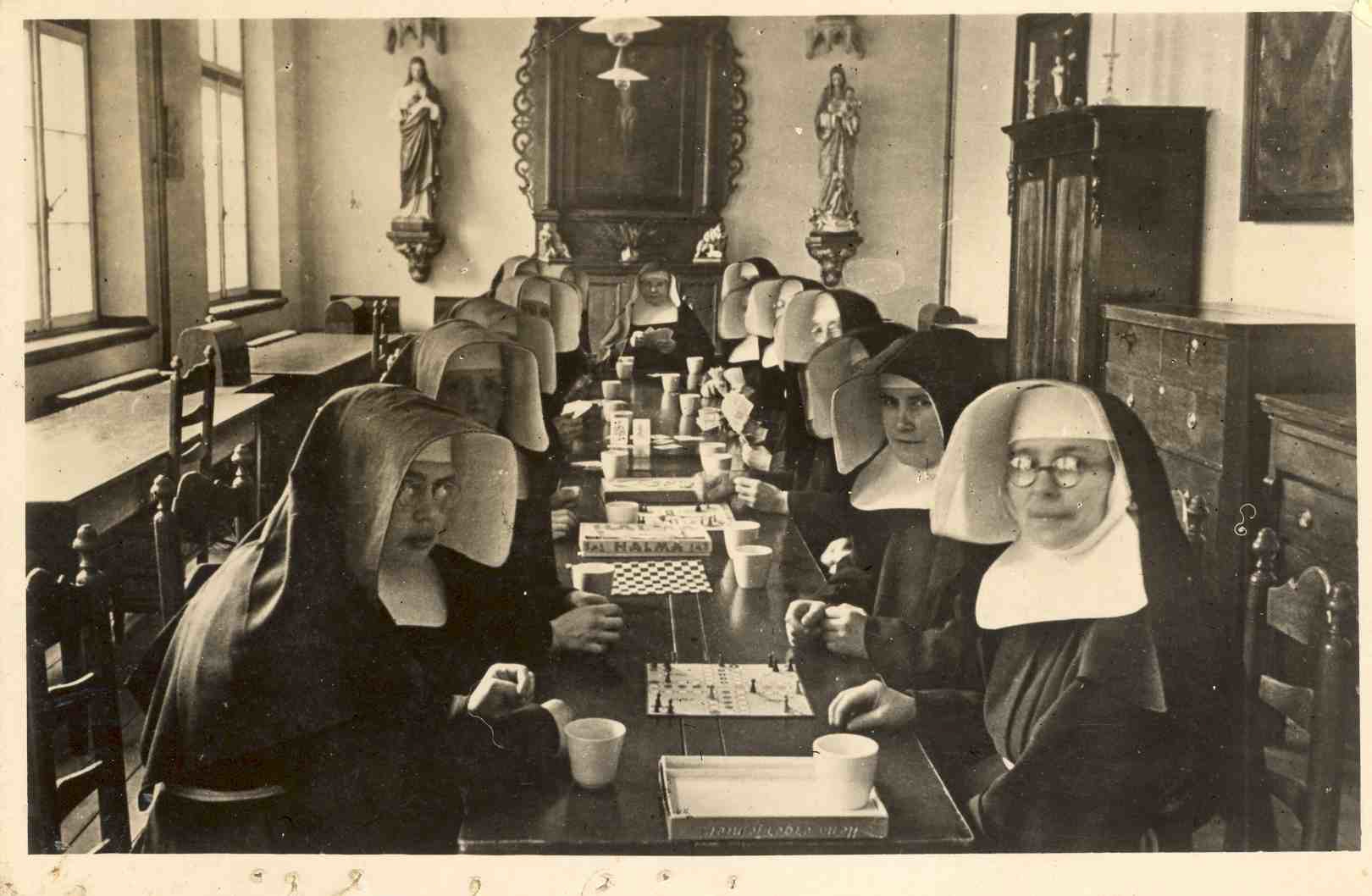 Zusters Penitenten in hun ontspanningszaaltje in Haren, 1950 (Bron: Stadsarchief Oss nr. BCC0182)