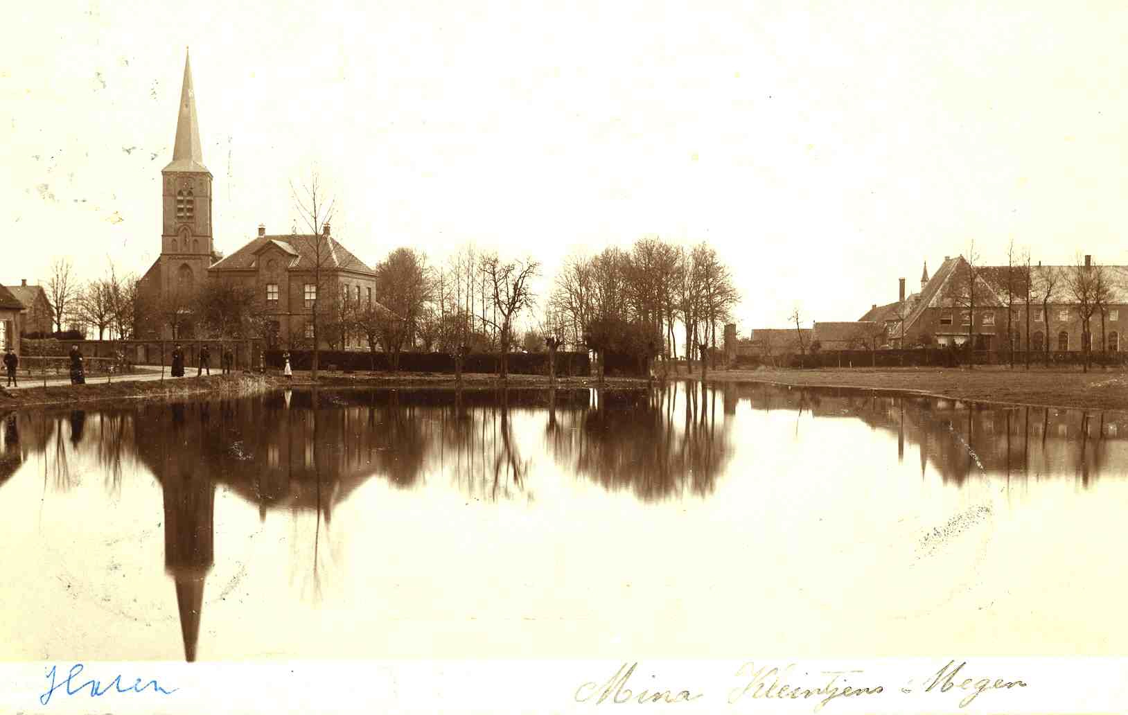 Haren in 1905. Links de parochiekerk, rechts het klooster van de zusters Penitenten. Op de voorgrond de Beerse Maas (bron: Stadsarchief Oss, fotonummer BCC0181)
