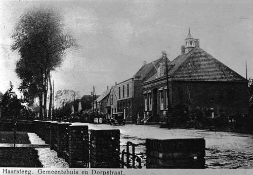 Hedikhuizen, Haarsteegsestraat met rechts het gemeentehuis van de voormalige gemeente Hedikhuizen, 1930 (Salha, vlm05931)