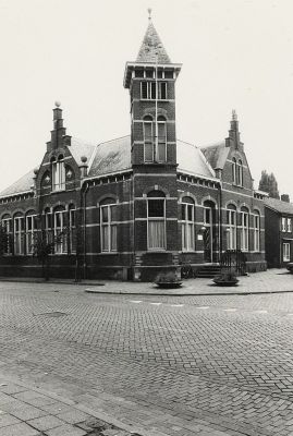 Raadhuis gebouwd in 1915, foto 1983 (Collectie Provincie Noord Brabant)