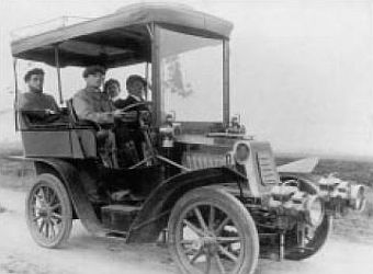 Van der Meulen met passagiers in zijn Darracq, c. 1904