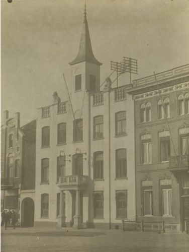 Het Stadhuis, zoals het er uit zag van 1909-1923 (foto: H. Waijers, bron: Regionaal Historisch Centrum Eindhoven)