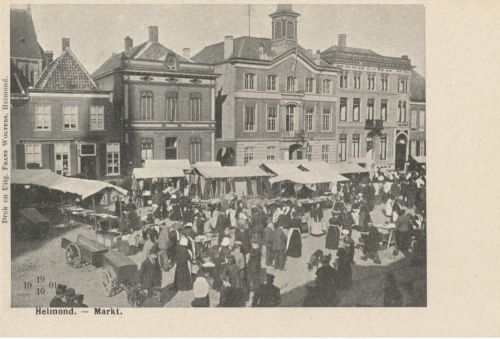 De weekmarkt, met achter de panden van Spoorenberg, Sassen, het raadhuis, en het herenhuis van Willem Prinzen, 1901 (Uitgever en drukker: F. Wolters, bron: Regionaal Historisch Centrum Eindhoven)