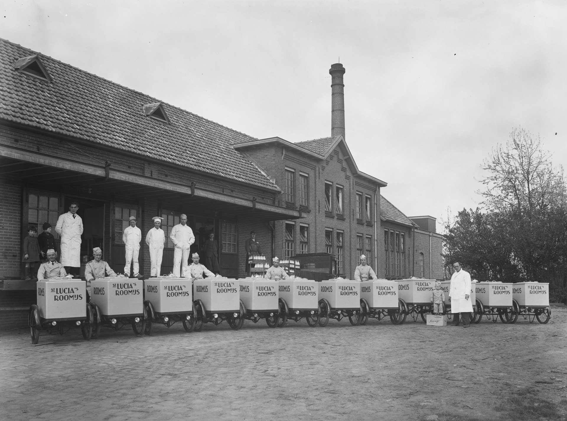 Ijsventerskarren bij Stoomzuivelfabriek Sint Lucia (foto: Fotopersbureau Het Zuiden, 1937. Bron: BHIC, fotonummer 1631-000838)