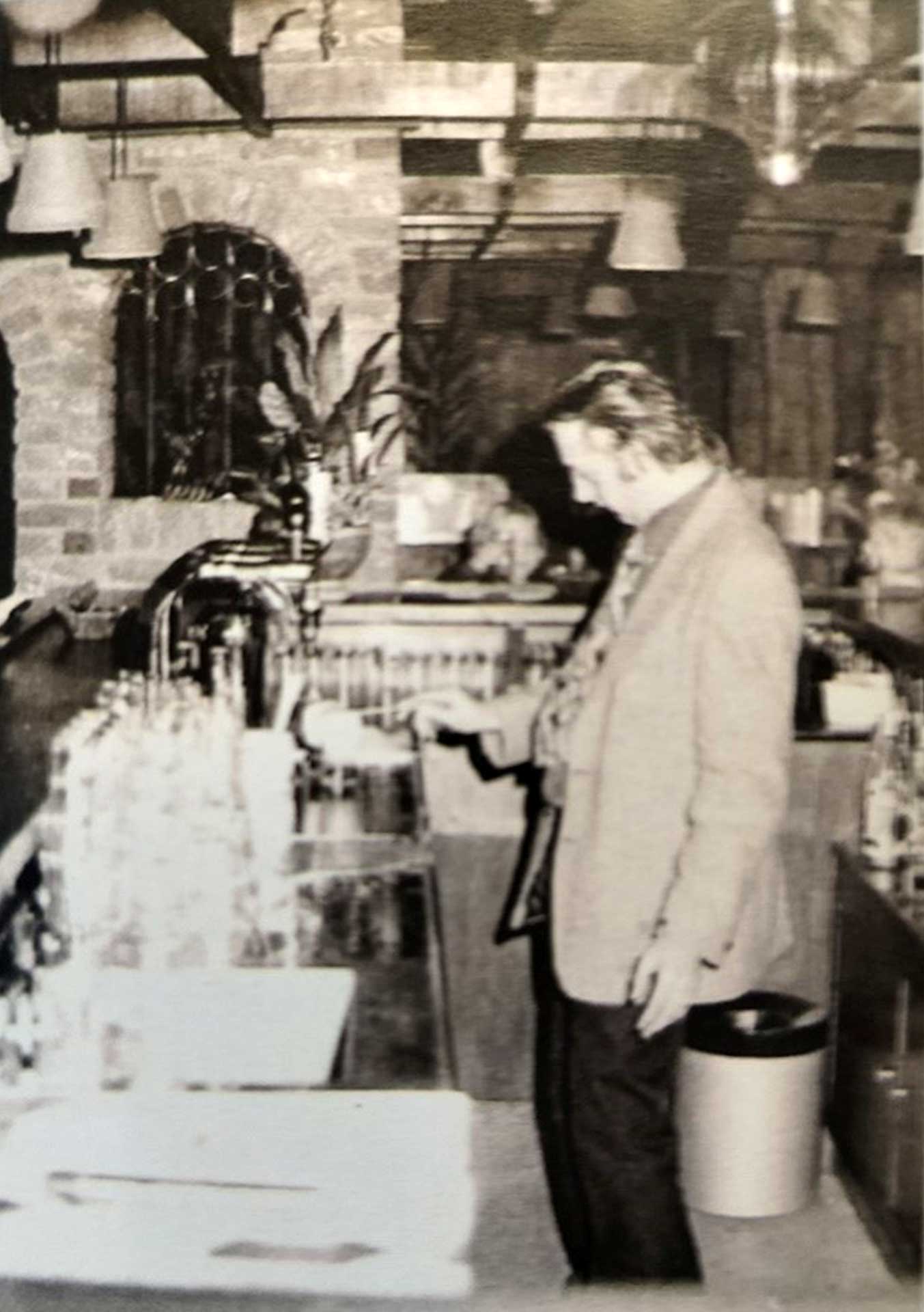 Piet Hoevenaars bij de opening in 1973 met op de achtergrond kleine Peter