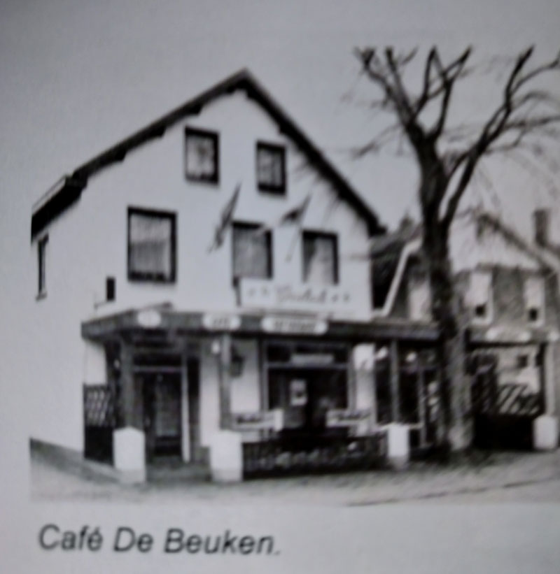 Een vage foto van het café is wat de familie nog rest na de brand (bron: collectie fam. Peijnenburg)