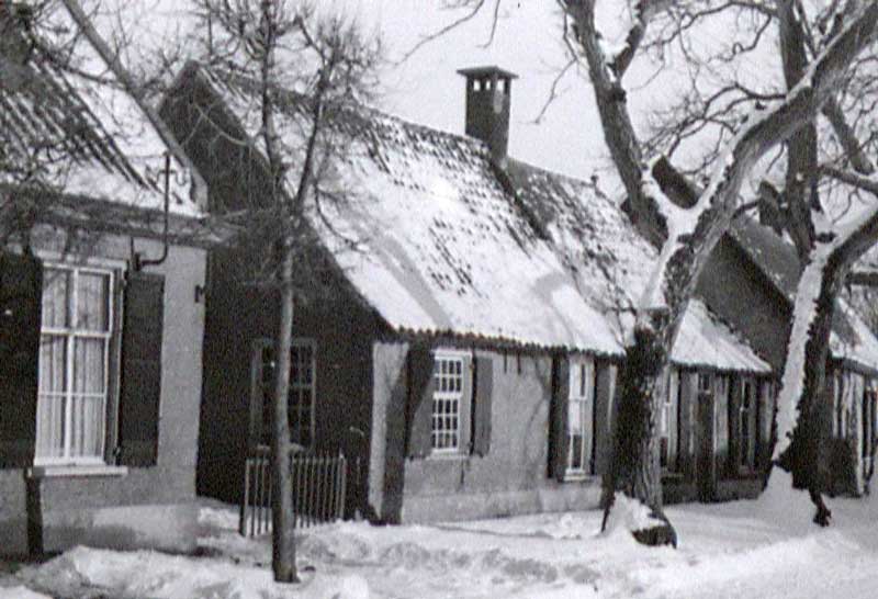 Het huisje met de notenbomen van Marte aan de Torenstraat, c. 1947 (coll. BHIC)