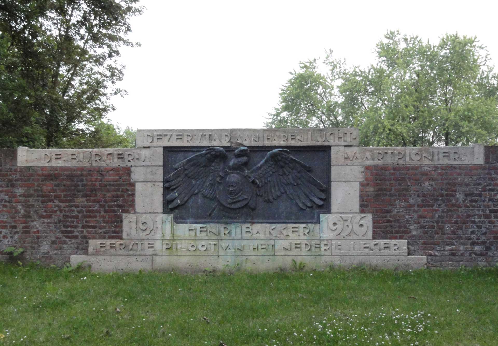 Monument voor Henri Bakker aan de Hekellaan in Den Bosch (foto: BHIC / Frans van de Pol, 2012)