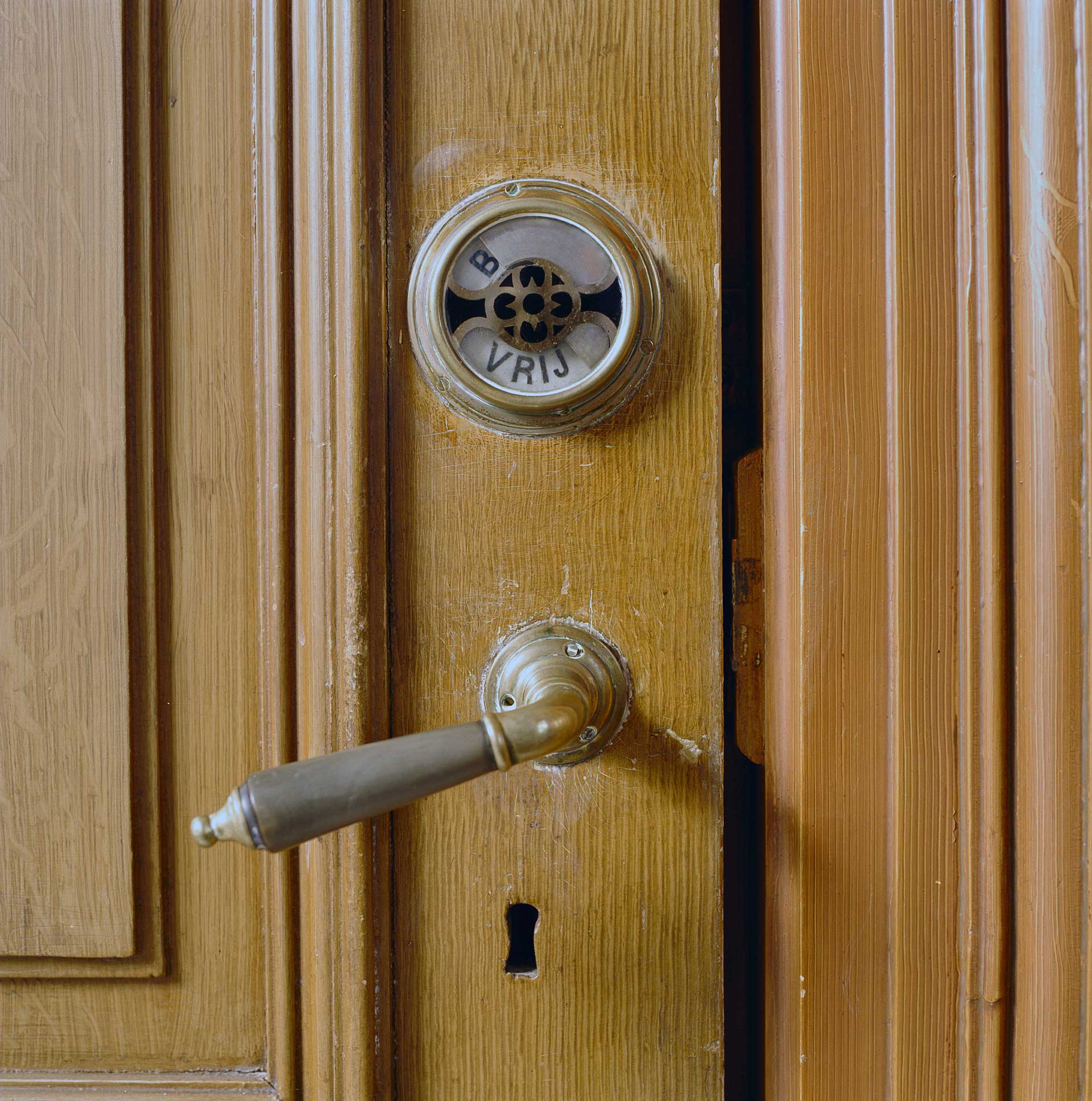 WC-deur (bron: Rijksdienst voor het Cultureel Erfgoed, fotonr. 327.240. CC BY-SA 3.0)
