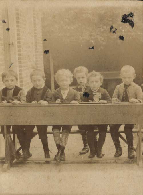Heusden, Zusterschool, 2e klas van de lagere school in de Roomsche Kerkstraat, omstreeks 1910 (Salha, hsd03980)
