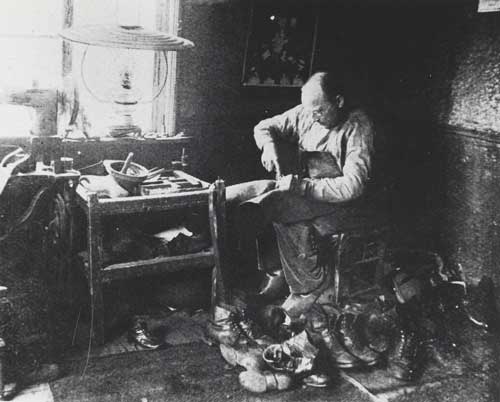 Schoenmaker aan het werk, 1924 (55605)
