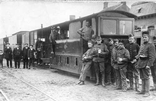 066351 - Tram van de lijn Tilburg-Goirle-Hilvarenbeek-Esbeek-grens bij het eindstation te Esbeek (gemeente Hilvarenbeek). 1915