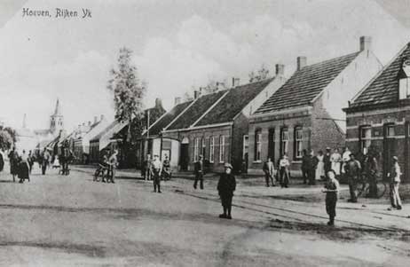 Hoeven, Rijken IJk nu St. Janstraat met  rechts woonhuis van H. Mannien, woonhuis van H. Nelissen, woonhuis en cafe van M. de Bruijn (WBA, RAW014018809)