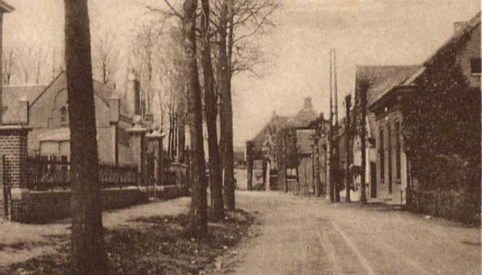 Links de jongensschool aan de Biest, waar ook de tekenschool lessen verzorgde, 1920 (foto: wed. Jac. de Best, Boxmeer; coll. BHIC)
