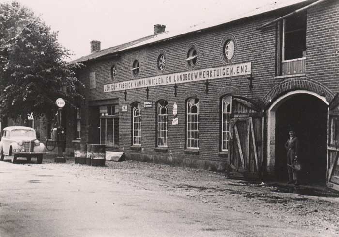 De Fabriek van rijwielen en landbouwwerktuigen van Joh. Cup met benzinepomp, c. 1935 (BHIC, fotonr. MAA0083)