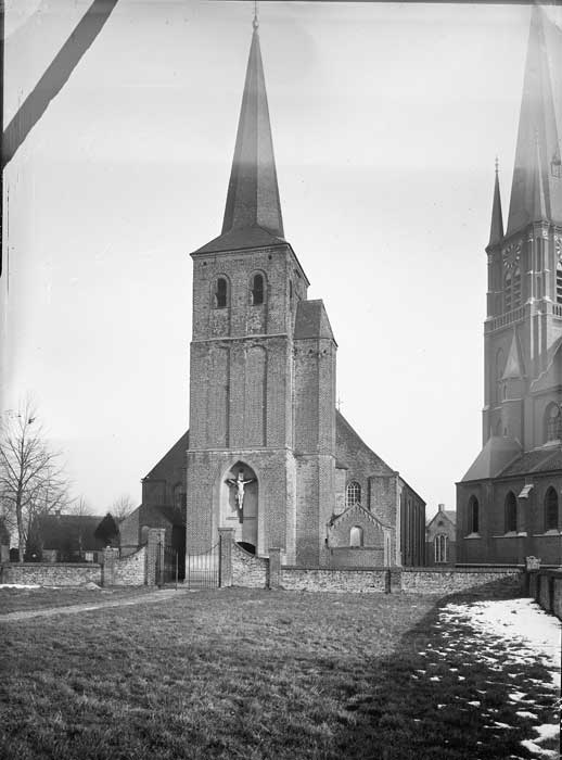 De oude en een stukje van de nieuwe Corneliuskerk naast elkaar (Rijksdienst Cultureel Erfgoed fotonr. 016867)