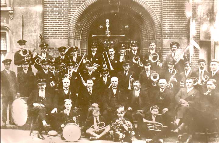 Fanfare Caecilia tijdens het 25-jarig bestaan in 1907 (coll. BHIC)