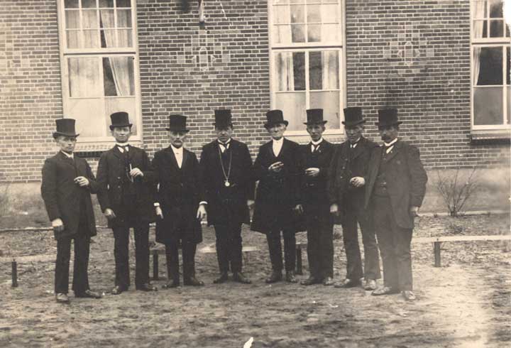 Burgemeester, wethouders en raadsleden van Oploo, Sint Anthonis en Ledeacker, c. 1925 (coll. BHIC, fotonr. WAN0298)