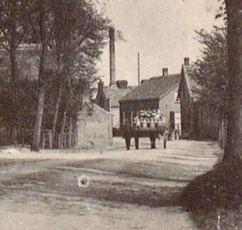 Op de achtergrond brouwerij Het Anker, c. 1919 (BHIC, fotonr. MIL0044, detail)