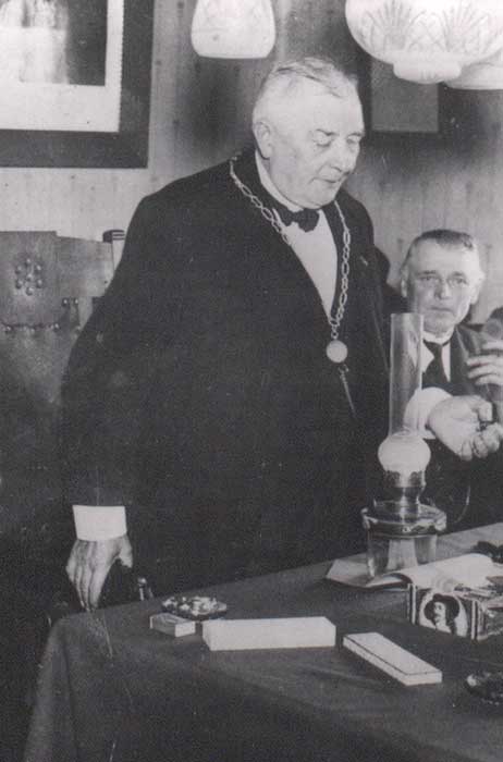 Burgemeester Rieter bij de ingebruikname van het elektrisch net in Maashees, 1934 (coll. BHIC)