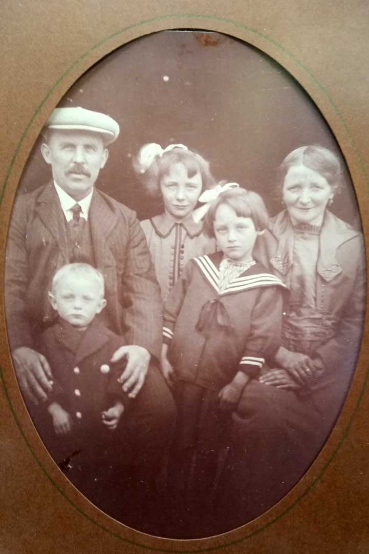 Cornelius Goossens en Johanna Backx met hun kinderen
