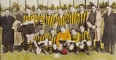 Elftal van H.V.V. Helmond op een promotiefoto. De clubkleuren zijn ingekleurd. Staand van links naar rechts: Jef van Run (trainer); P. Ruster (voorzitter); L. Smits; P. van der Heijden; J. Berenschot; Jef van Stiphout; A. Vereijken; A. Moedt; A. van Laarhoven (leider); P. de Kimpe. Zittend: P. Duymelinks; Jac. van de Waarsenburg; H. de Beer; M. van Ekert; H. Verhees, 1947-1948. Foto: RHC Eindhoven, nr. 118717.