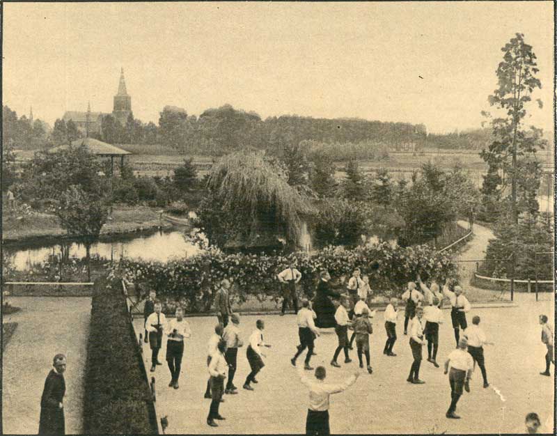 Speelplaats en tuin van internaat De la Salle (bron: Katholieke Illustratie, 1933)