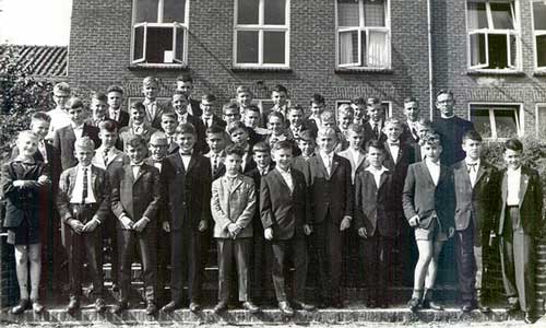 Klassenfoto 1962-1963 met pater Ade de Boer als leraar (foto: Deurnewiki.nl)