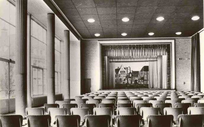 Aula van het Instituut St. Nicolaas, 1966 (bron: coll. Stadsarchief Oss, nr. BCC0162)